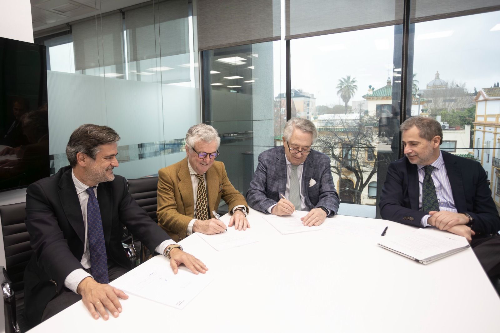 Francisco Arroyo, Manuel Domínguez Platas, Javier Targhetta y Julio Parrilla, en la firma de la compra de La Cartuja Pickman.