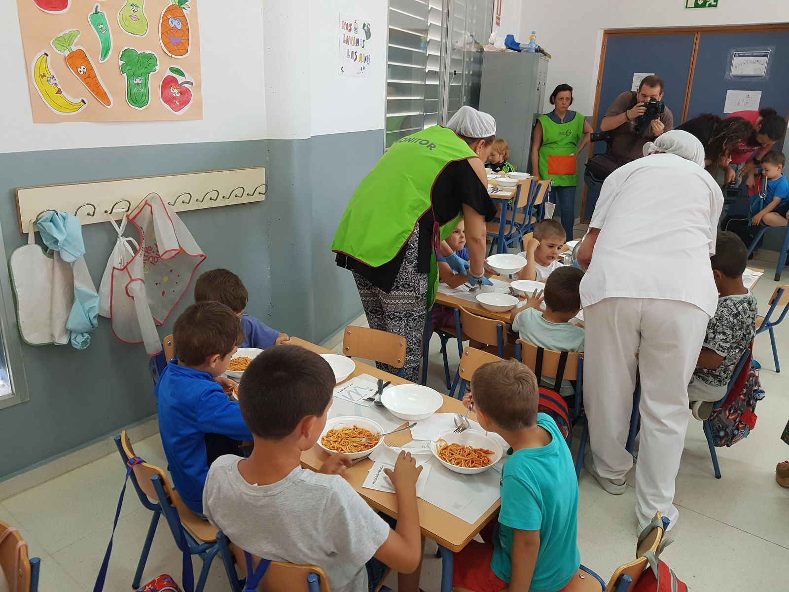 Alumnos del Juan Sebastián Elcano empiezan a comer el primer plato de espaguetis del menú del día.