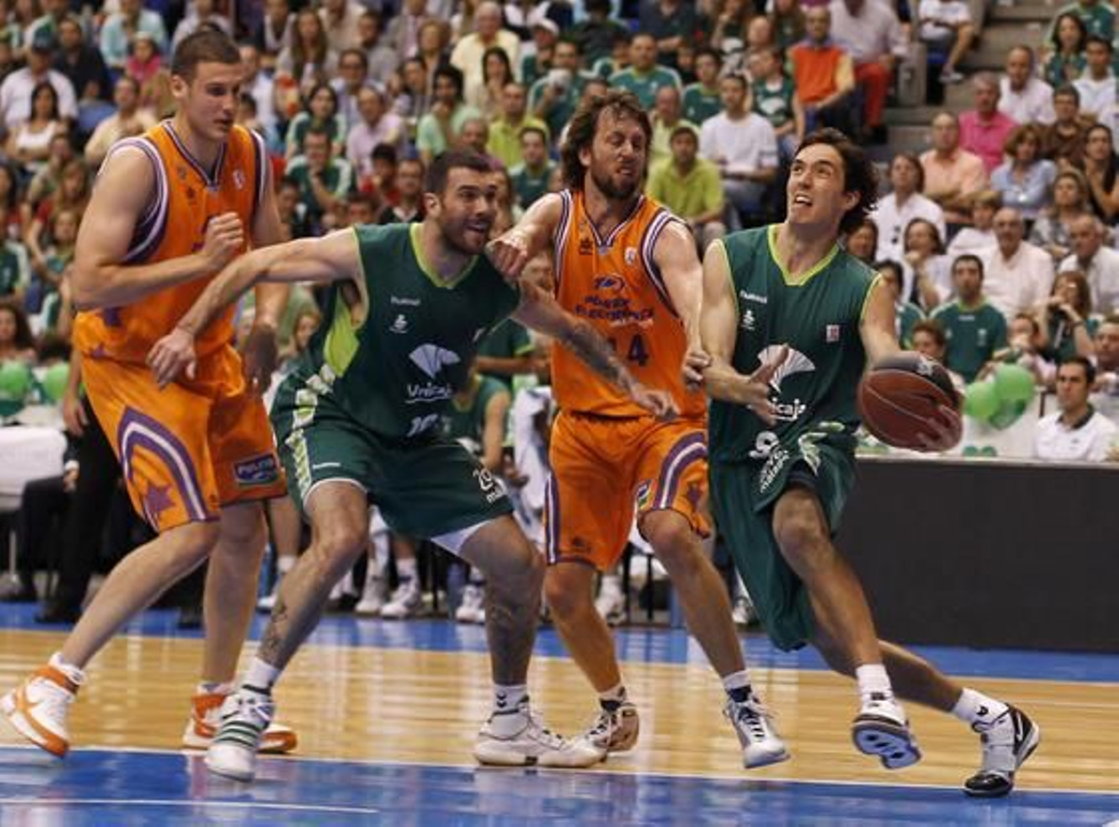 El Unicaja se mete en semifinales de los play-off de la ACB tras ganar en dos partidos al Power Electronics Valencia. / Sergio Camacho