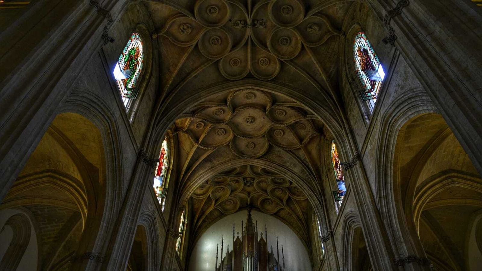 Las vidrieras de San Mateo, vistas desde la nave central.