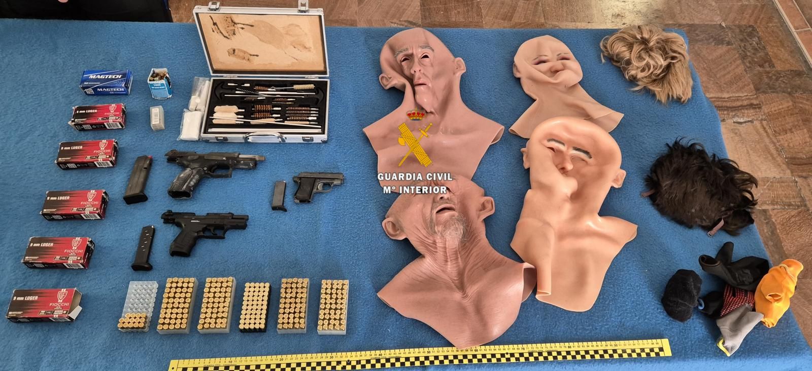 Máscaras, pelucas y pistolas intervenidas a la banda