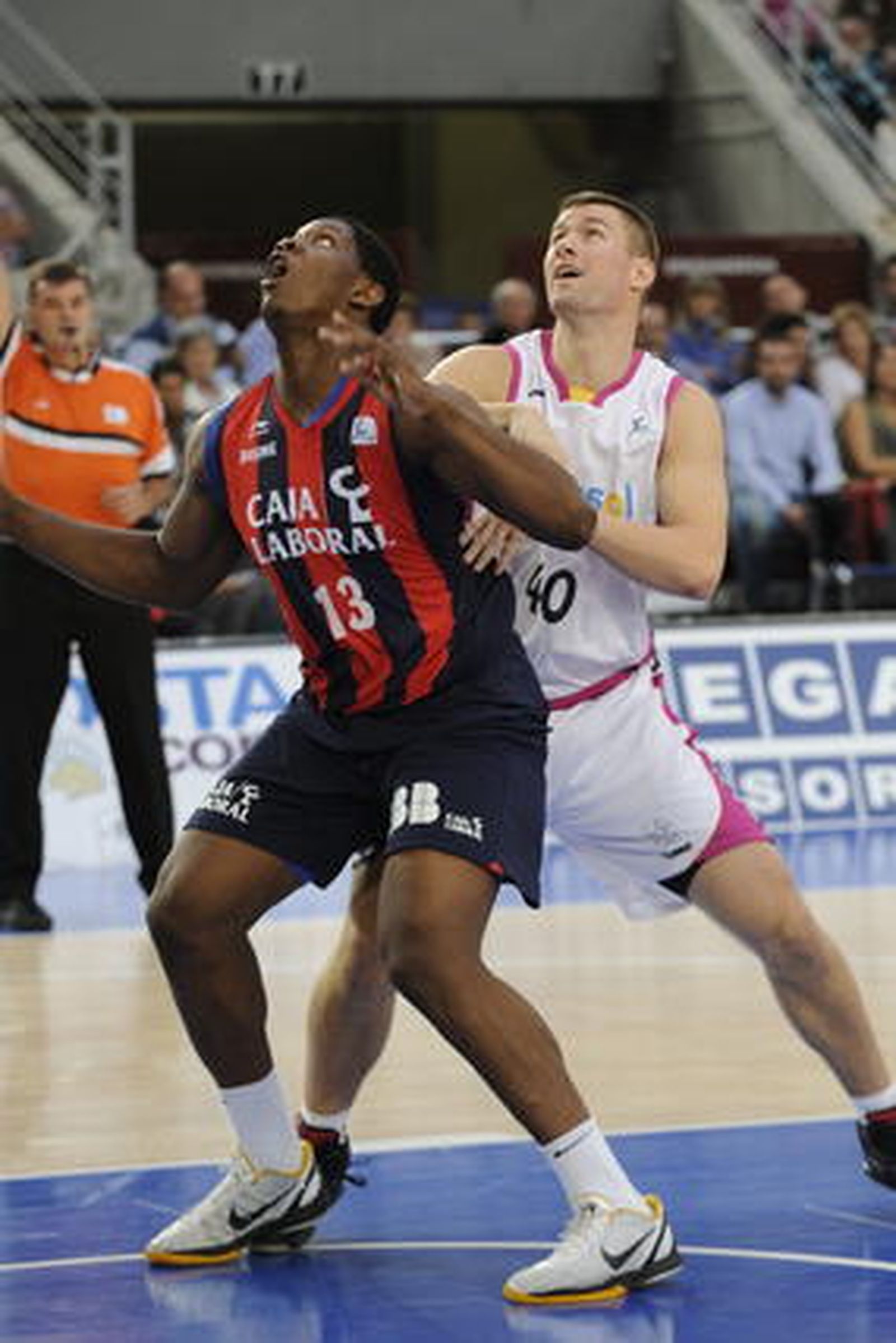 El Cajasol-Banca Cívica comienza su andadura en la Liga Endesa con derrota en casa del Caja Laboral (73-60).

Foto: Lino González (ACB Photo)