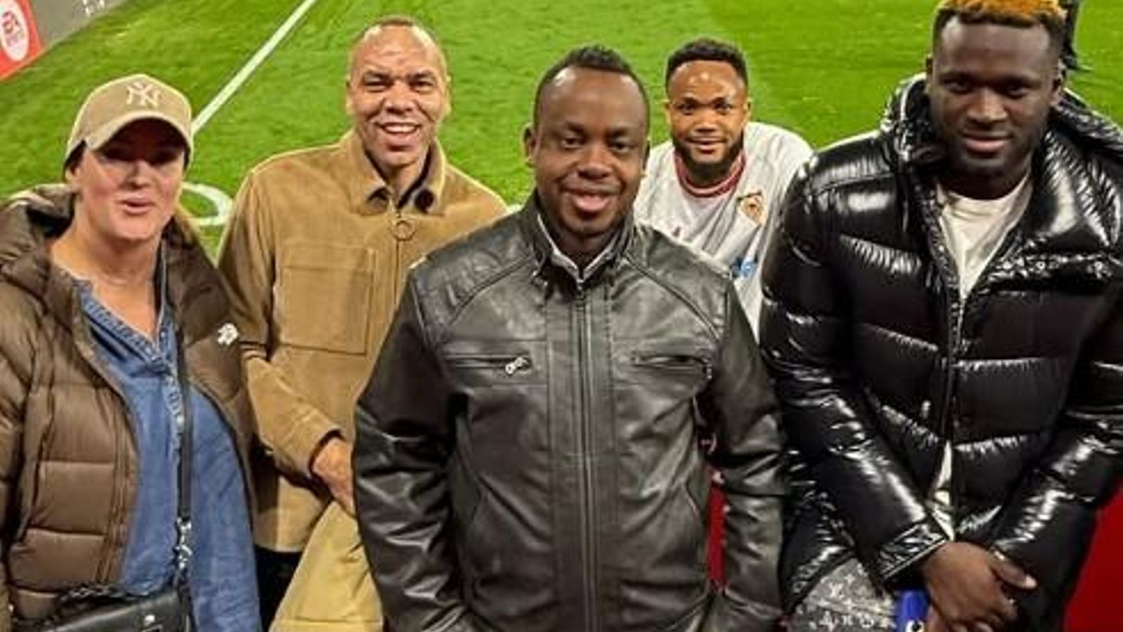Víctor Boniface, y su familia, junto a Aneke Atta y Chidera Ejuke en el Sánchez-Pizjuán.