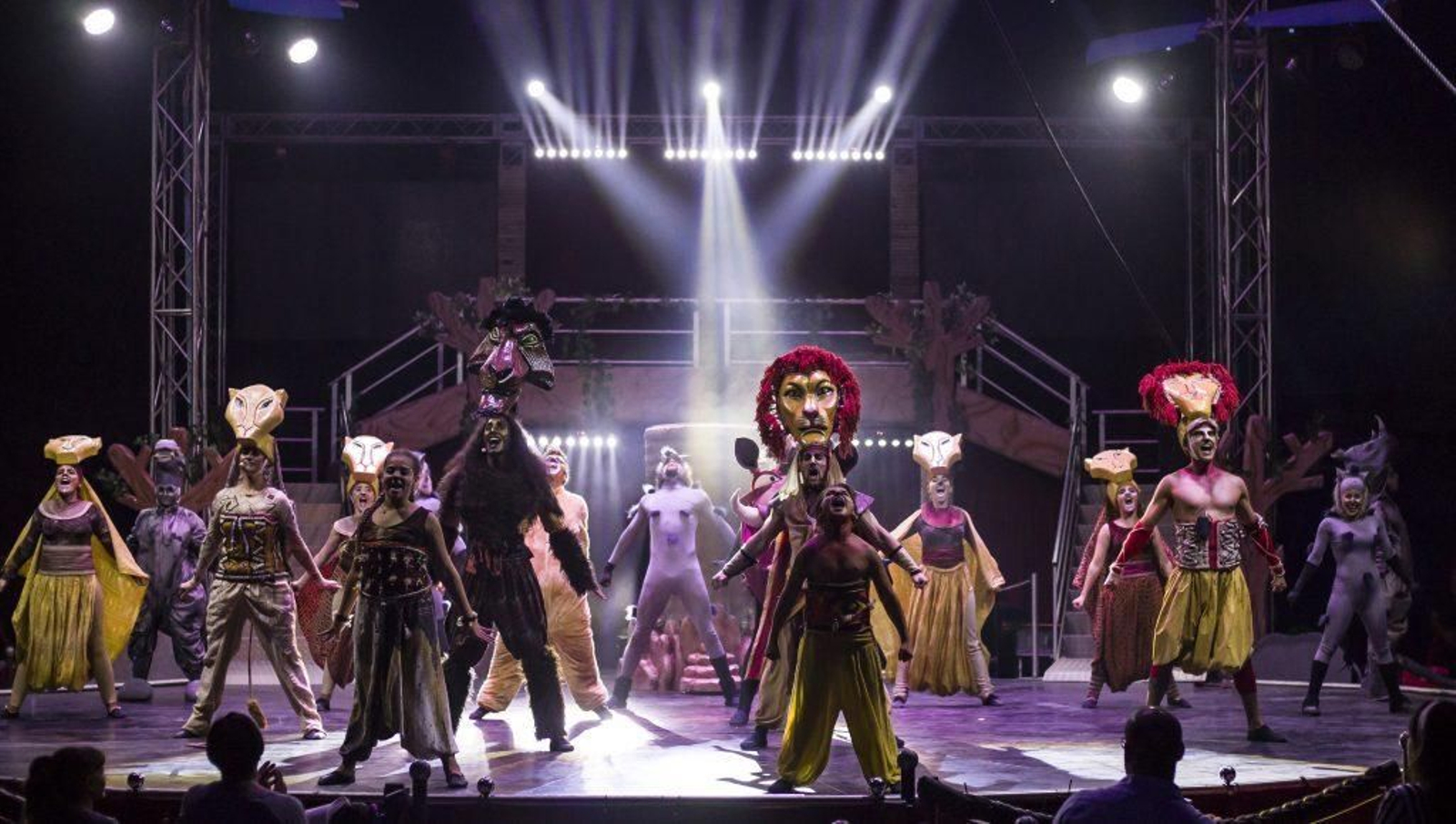 Un instante del musical de El Rey León. Un instante del musical de El Rey León.