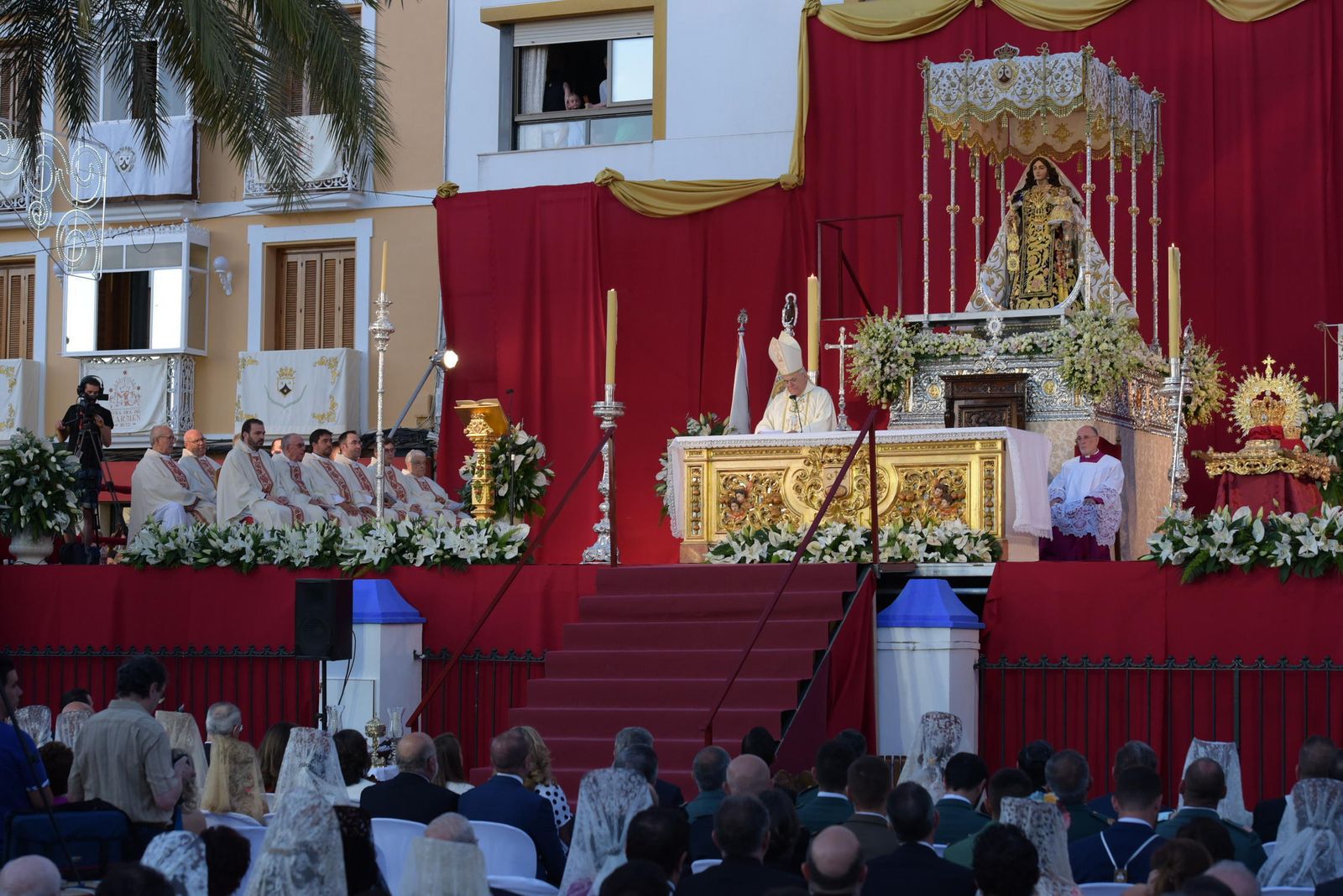 El obispo de Córdoba, Demetrio Fernández, oficia la eucaristía de la coronación de la Virgen del Carmen.