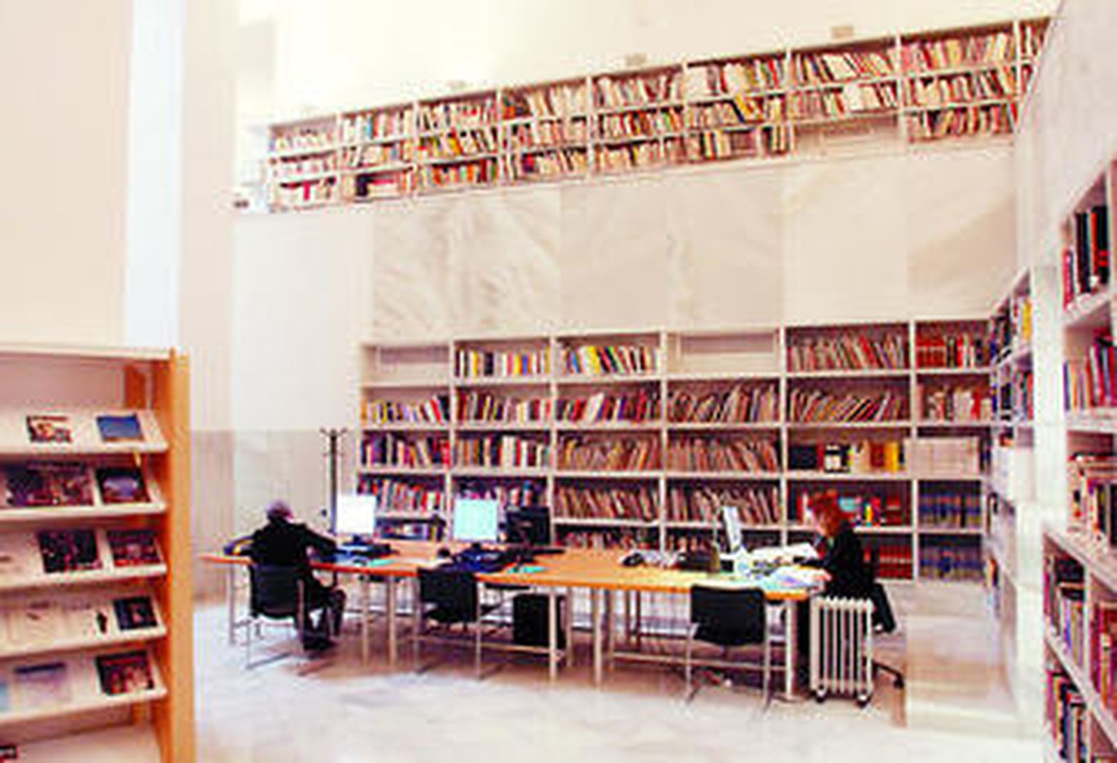 La biblioteca del CAAC, donde se consulta el catálogo de obras a través del ordenador.