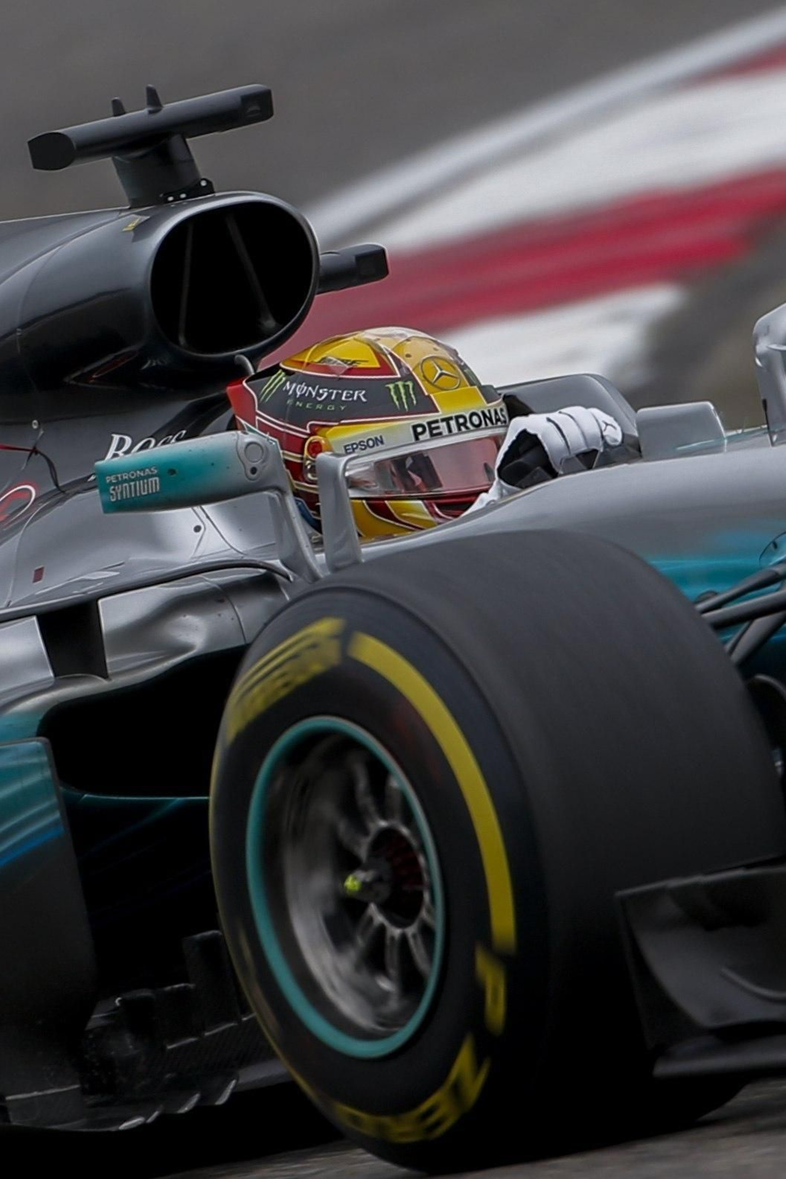 Lewis Hamilton, a bordo de su Mercedes en el circuito de Shanghái.