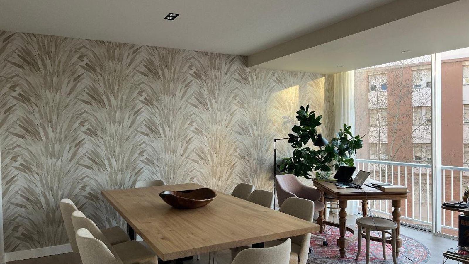 El revestimiento de una de sus paredes del comedor lleva un papel de colgadura de relieve de Álvaro Linares.