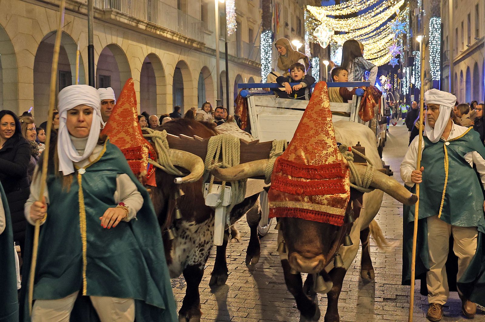 Imágenes del Heraldo Real anunciando la llegada de los Reyes Magos a Huelva