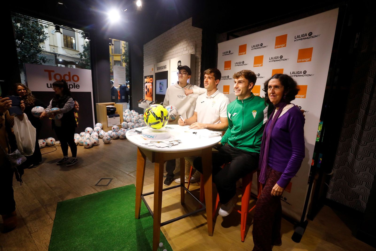 Las mejores fotos de la exitosa firma de autógrafos del Córdoba CF en el centro de la ciudad