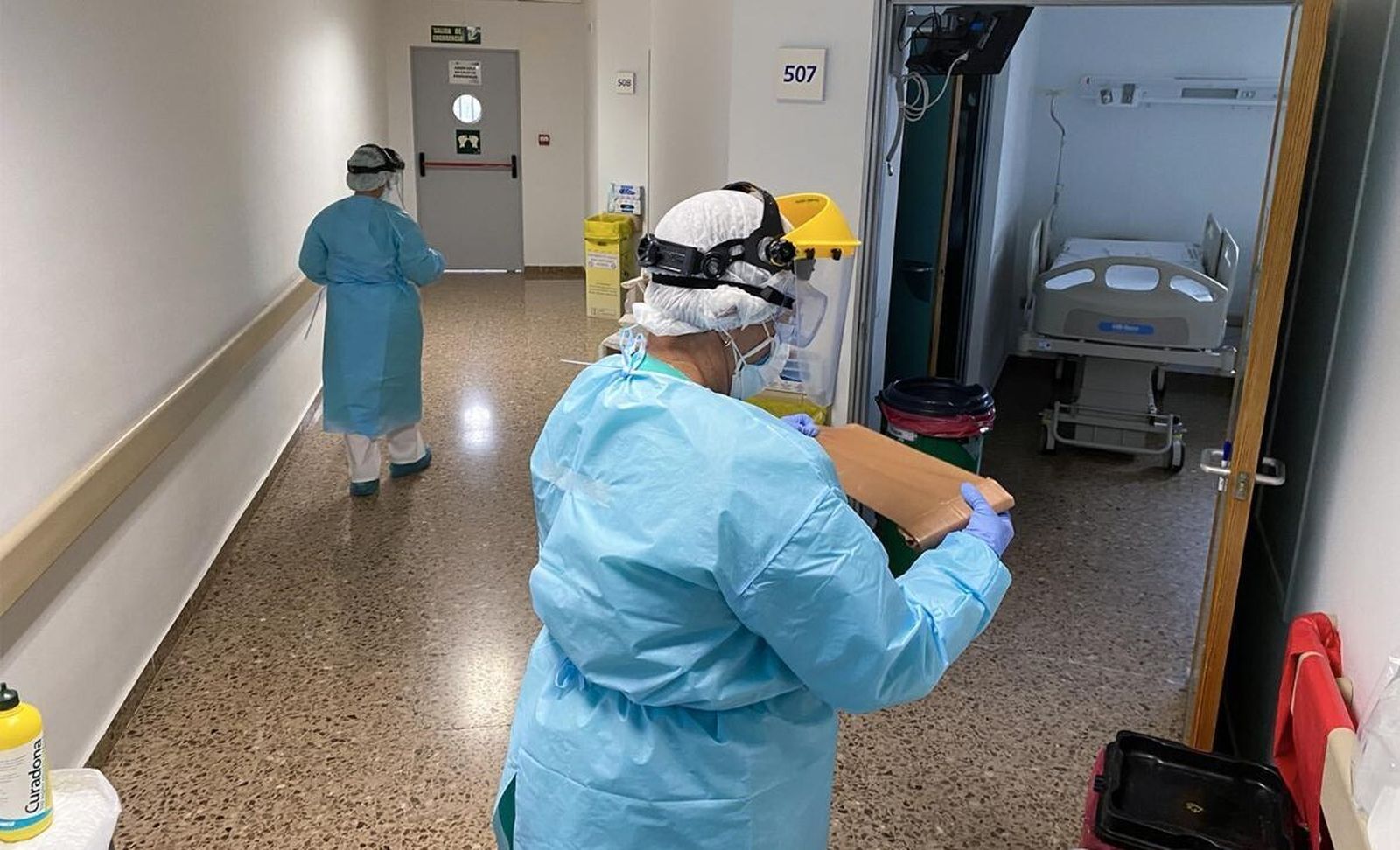 Dos profesionales, en una de las plantas del Hospital de Cabra.