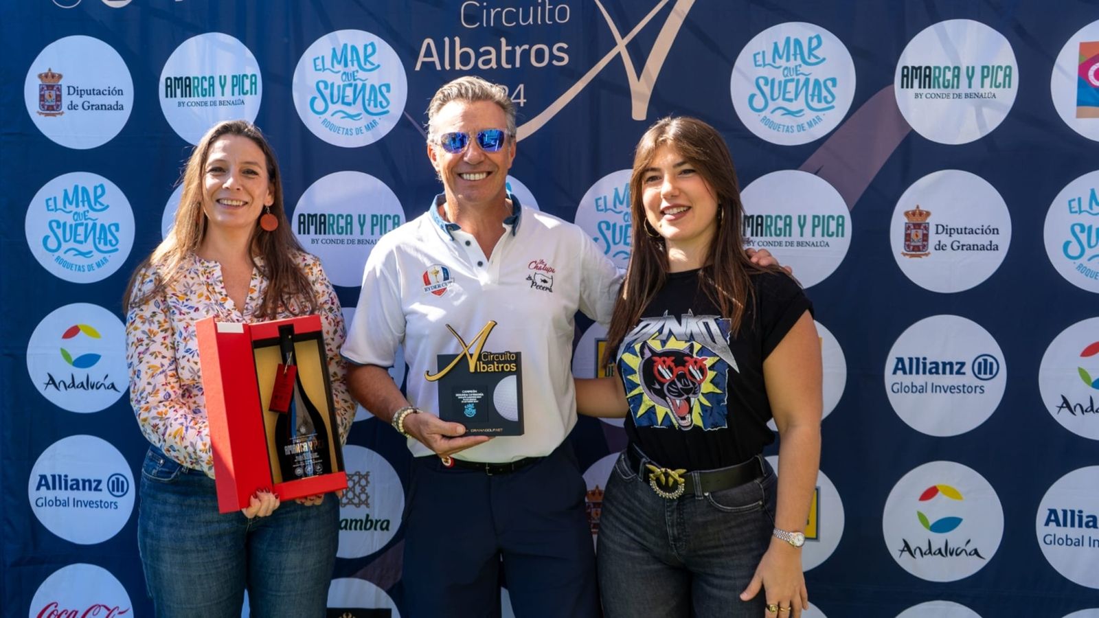 La concejal de Turismo del Ayuntamiento de Roquetas, Amalia López, entregando el trofeo al campeón.