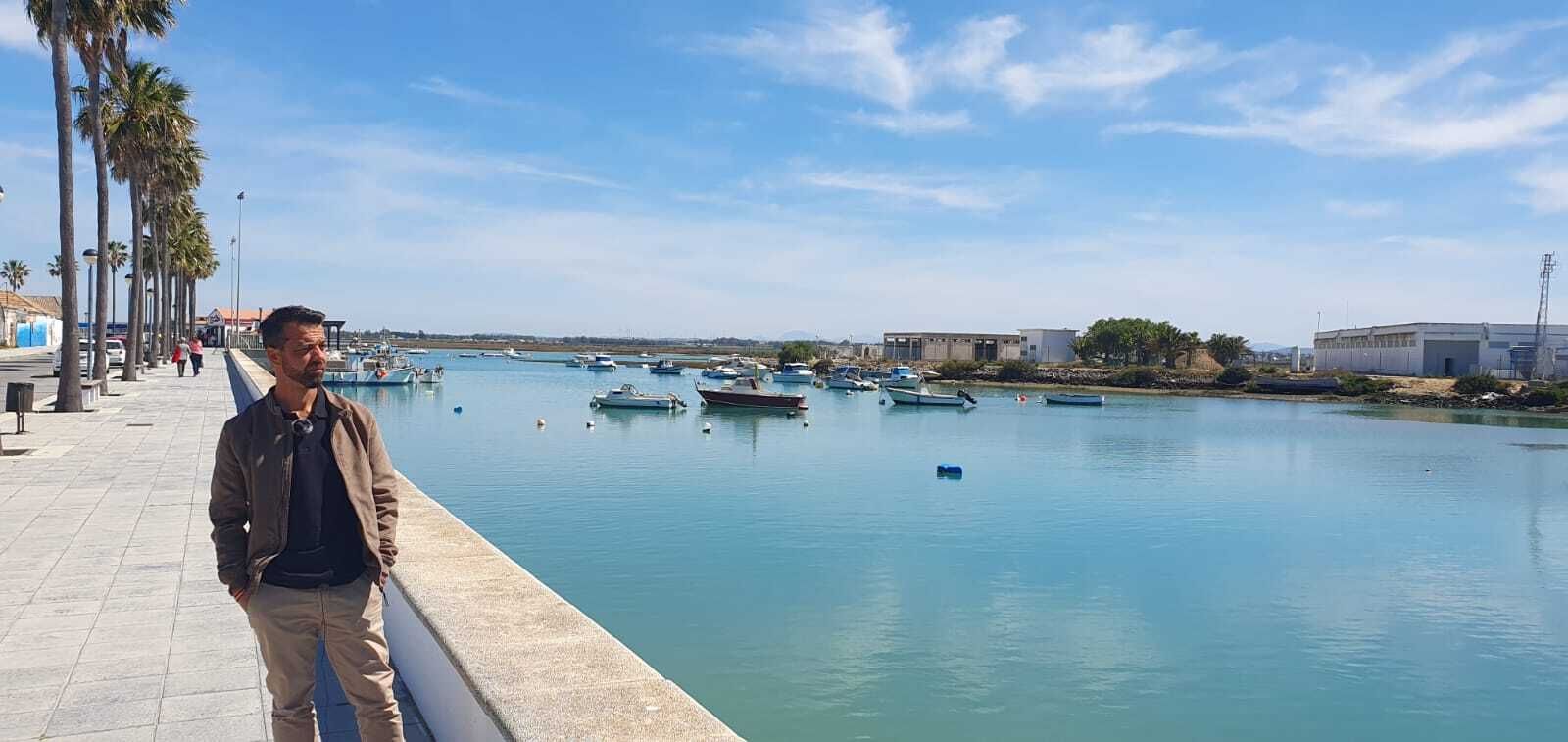 El candidato de Podemos Chiclana, Carlos Fernández, en el poblado Sancti Petri.