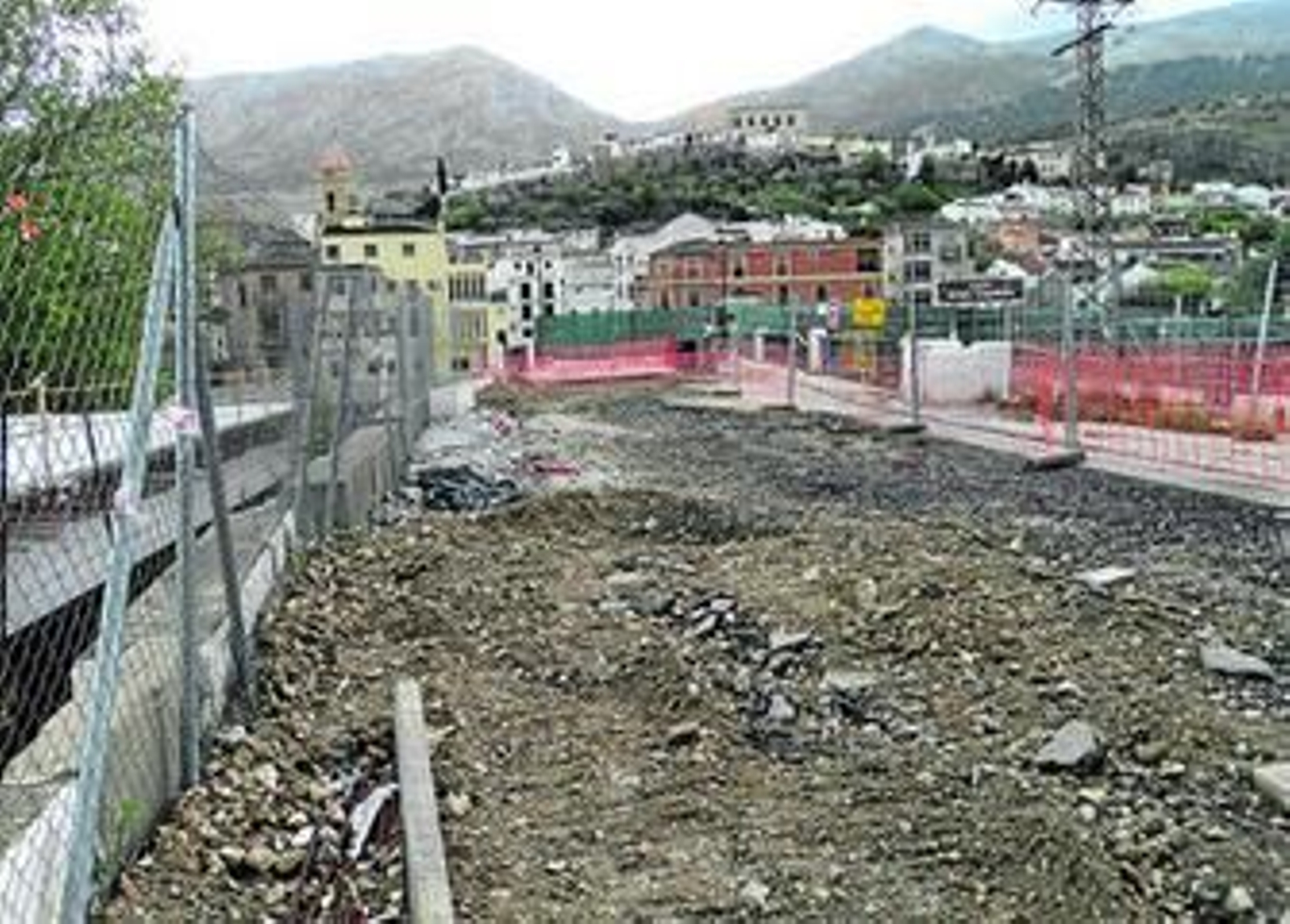 Estado en el que ha quedado el puente tras el abandono de las obras.