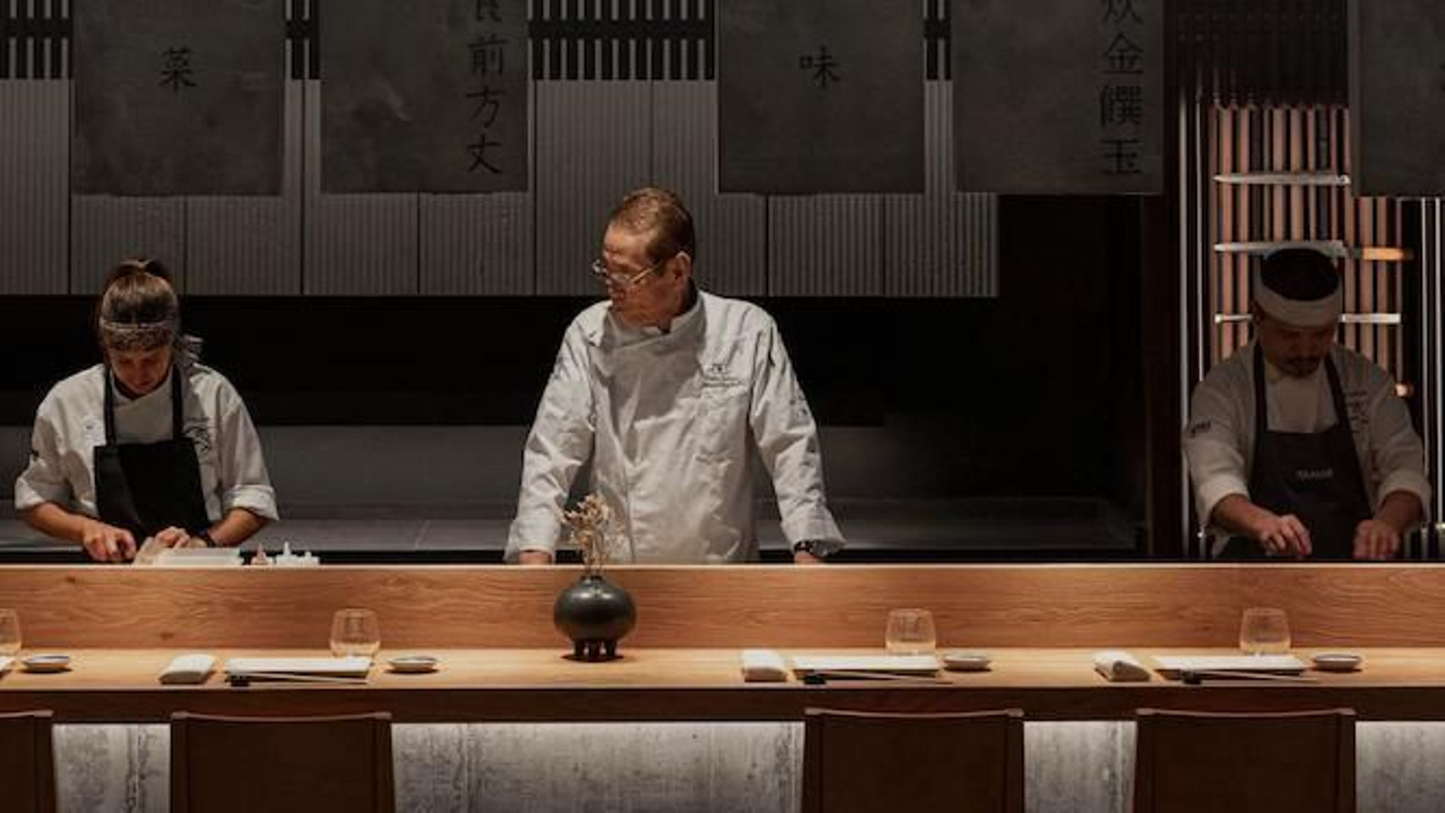 La cocina y mostrador de TA-KUMI.