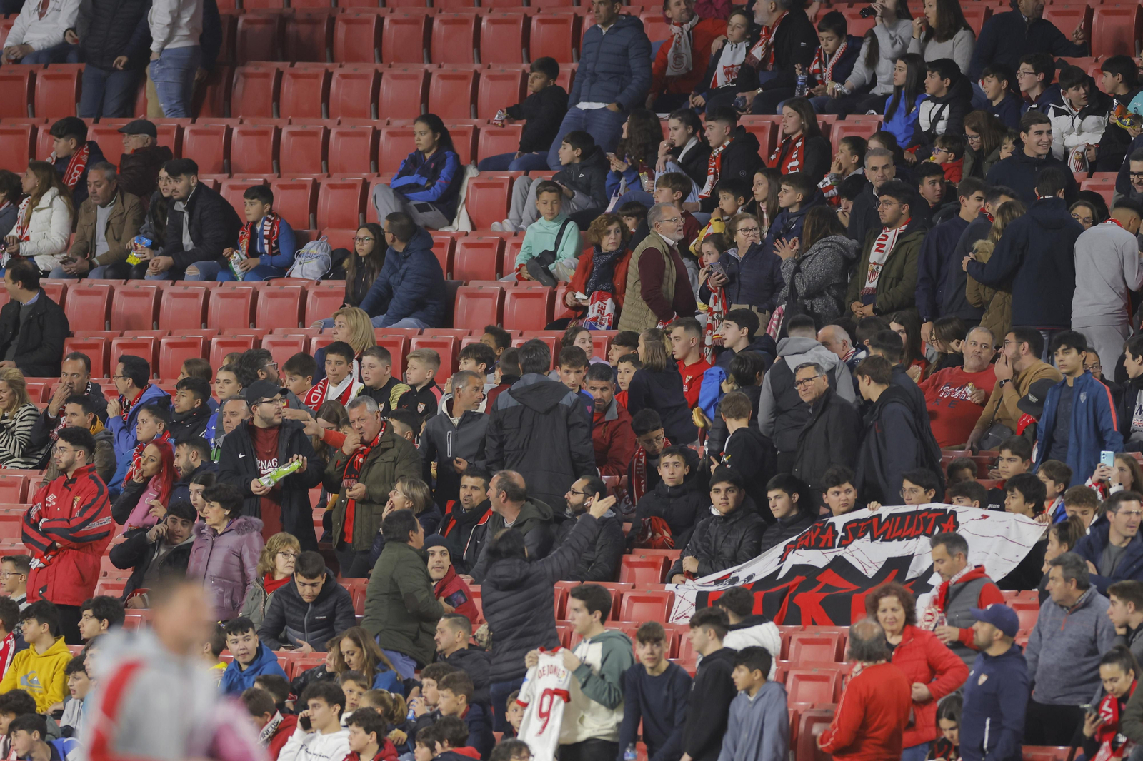 Búscate en las fotos del SEVILLA FC-PSV EINDHOVEN