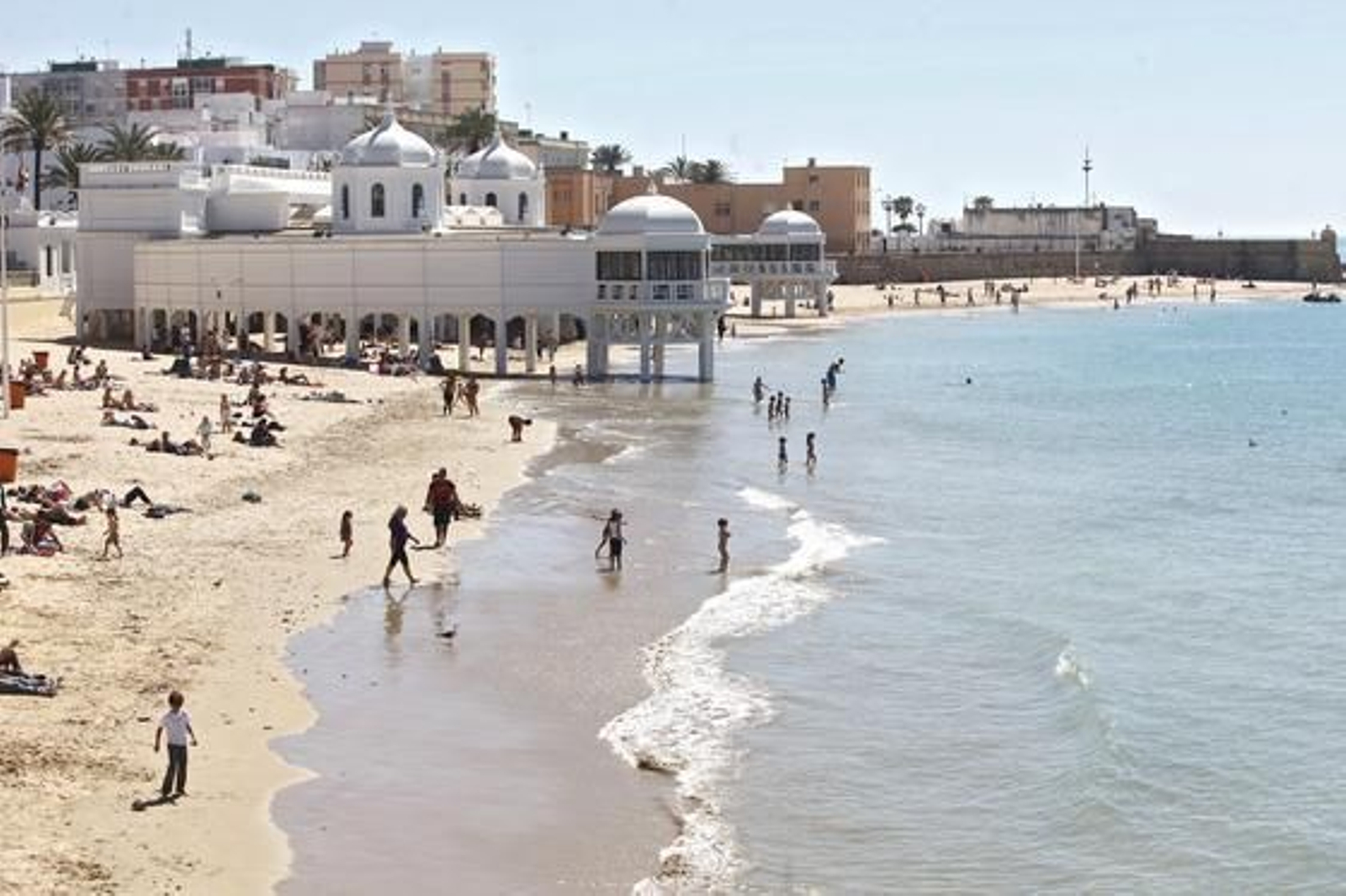 Desde primeras horas de la mañana, en la playa de la Caleta se han reunido miles de ciudadanos, dispuestos a disfrutar y fotografiar la marea del año./Jesús Marín

Foto: Julio Gonz?z/Jes?ar?