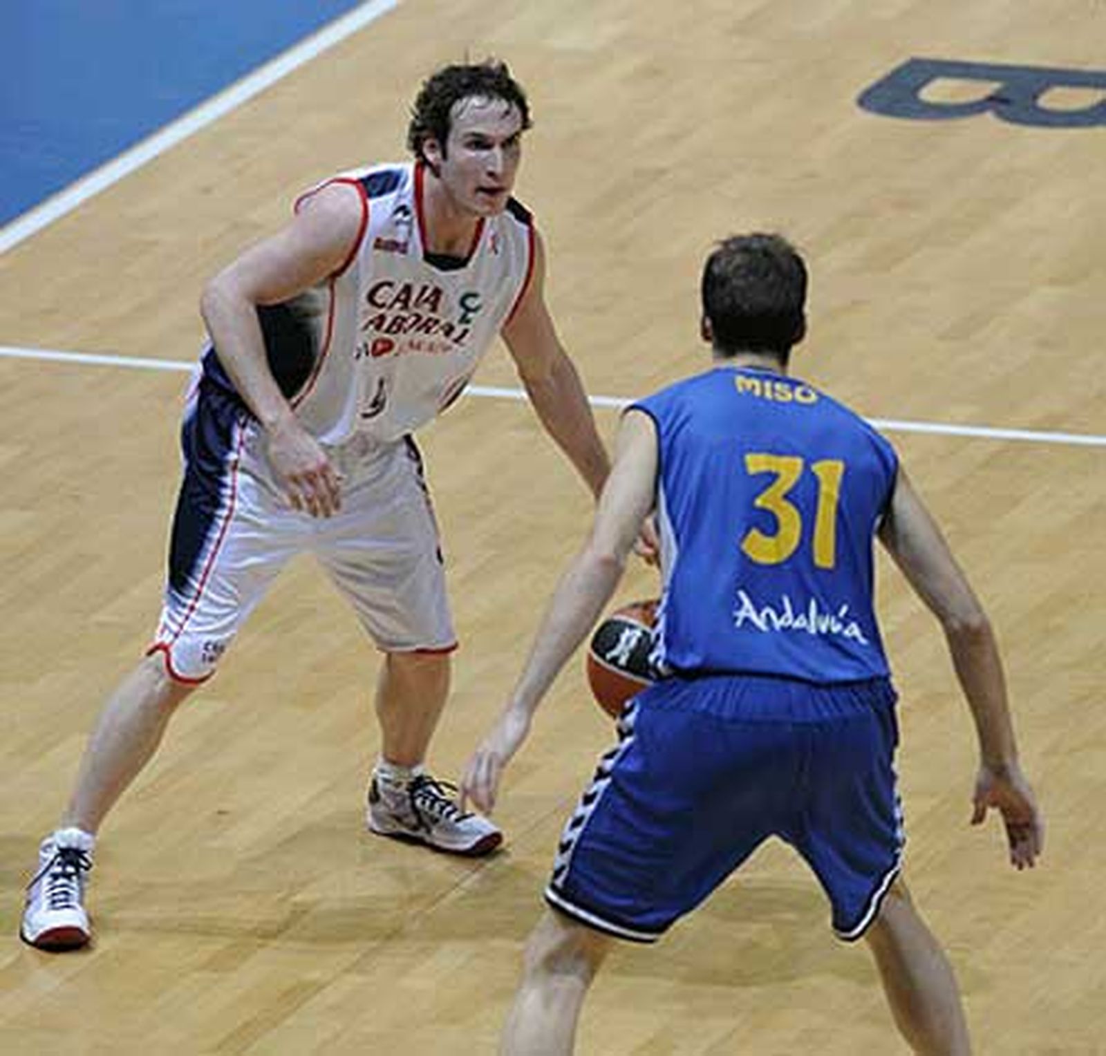 El jugador del Cajasol Miso defiende el avance de Marcelinho Huertas.

Foto: ACB Photo / L. González