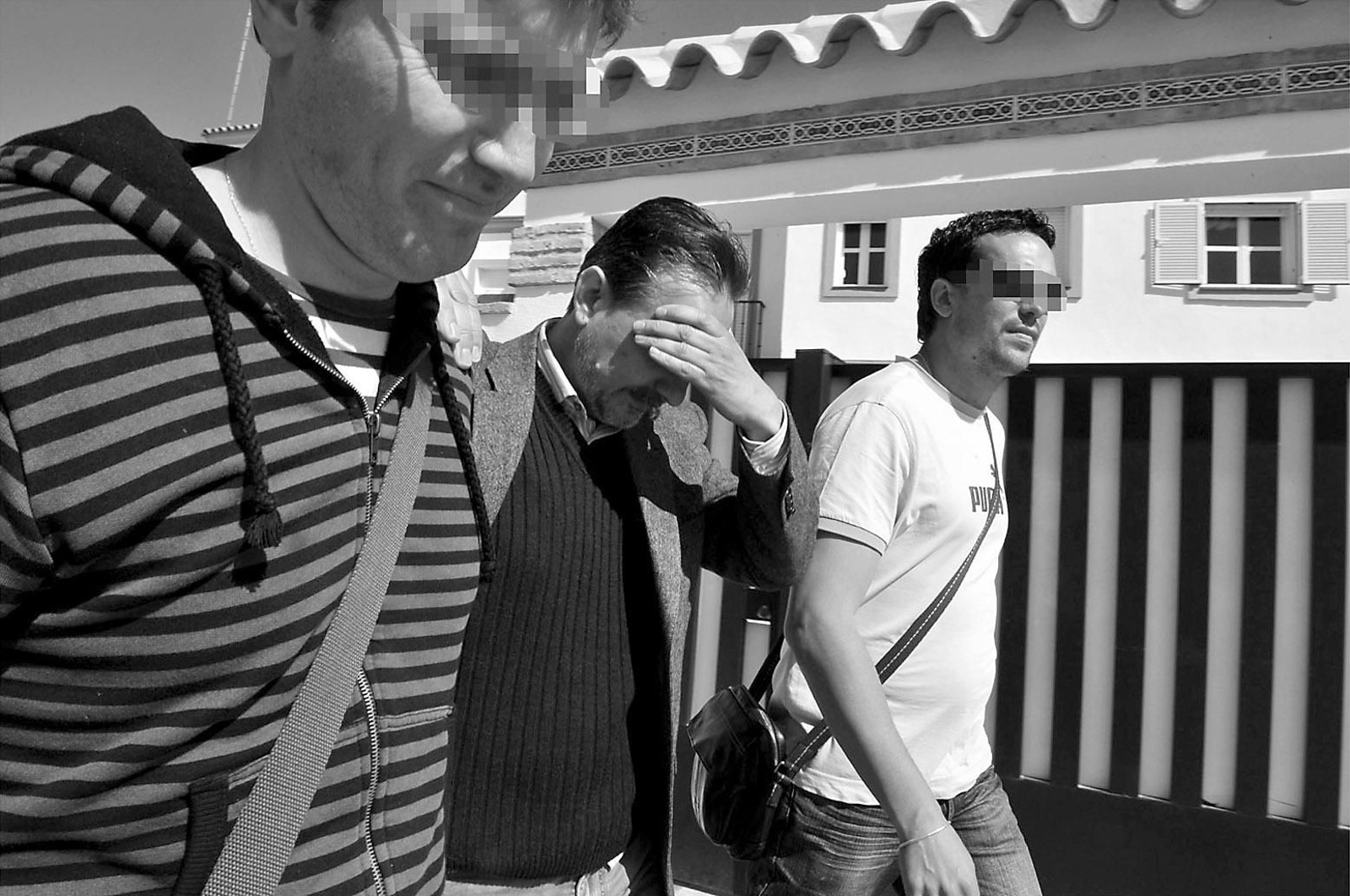 Clemente Ruiz, entre dos policías, en las inmediaciones de su antigua vivienda, en una de las primeras imágenes que se le tomó tras la denuncia.