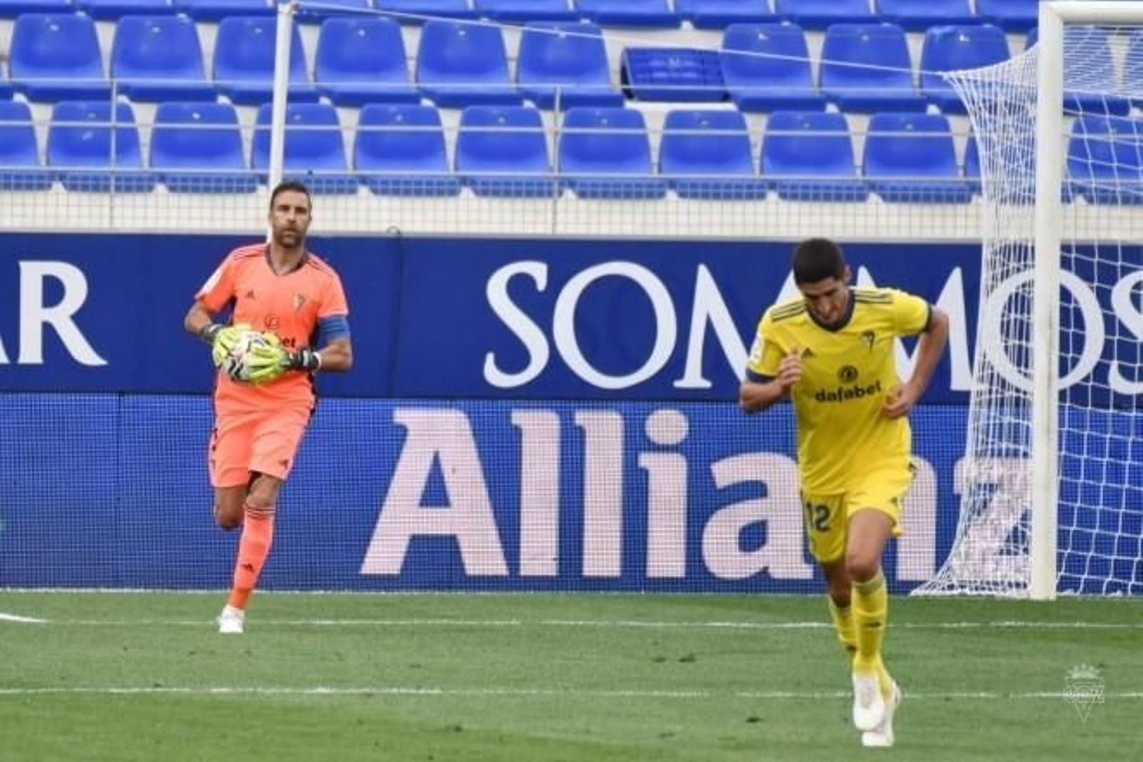Cifuentes sujeta el balón en El Alcoraz este domingo.