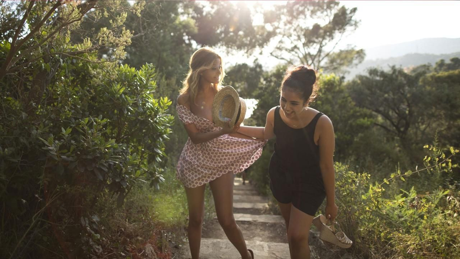 Mina Farid y Zahia Dehar en una imagen de 'Una chica fácil'.