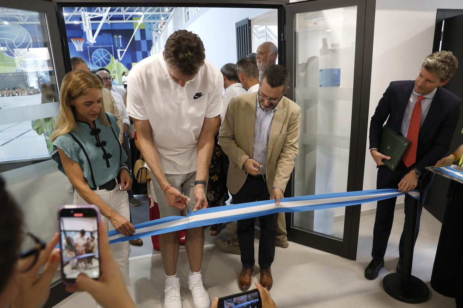 fotos de la inauguración con Pau Gasol del nuevo pabellón deportivo de Punto Ribot en La Línea