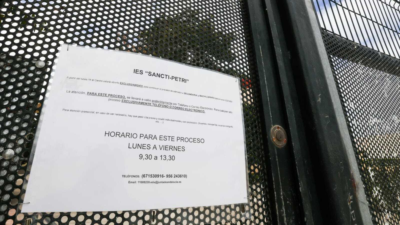 Anuncio en la puerta del instituto Sancti Petri sobre el horario de atención para el proceso de admisión.