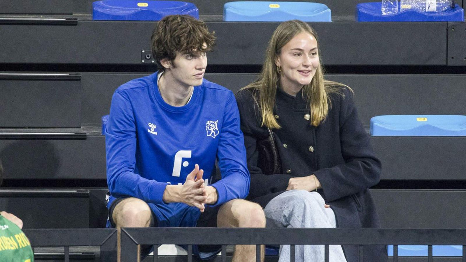 Pablo Urdangarin y su novia Johanna Zott en las gradas de una cancha de balonmano. Pablo Urdangarin y su novia Johanna Zott en las gradas de una cancha de balonmano.