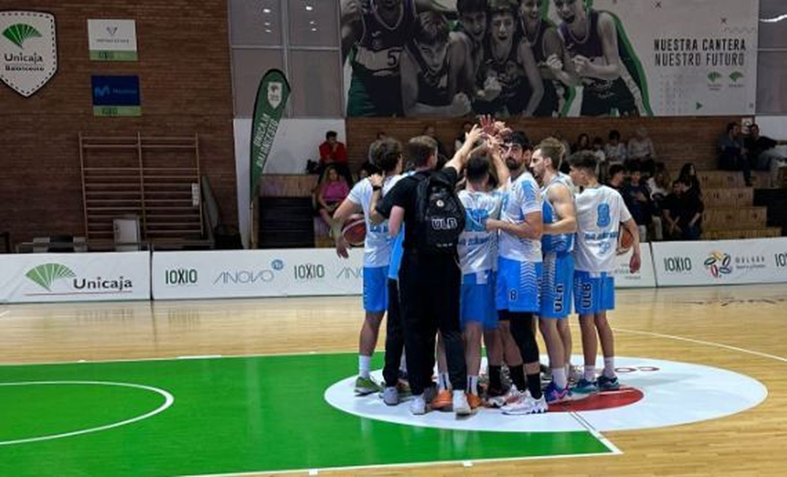 Los jugadores de la ULB hacen piña después de consumarse su derrota