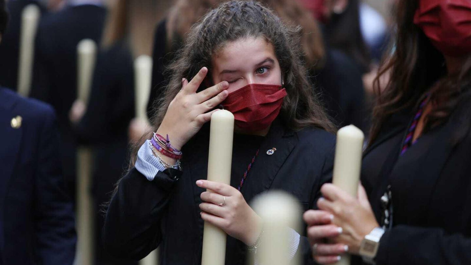 Una niña, emocionada, caminando junto a Nuestro Padre Jesús del Rescate.