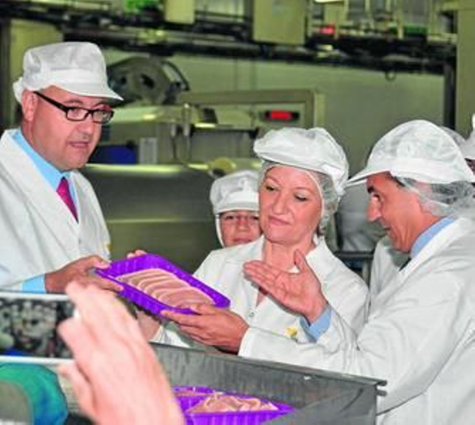 El director general de Procavi, Alfonso Serrano, la consejera de Agricultura de la Junta de Andalucía, Carmen Ortiz, y el presidente ejecutivo de Grupo Fuertes, Rafael Fuertes.