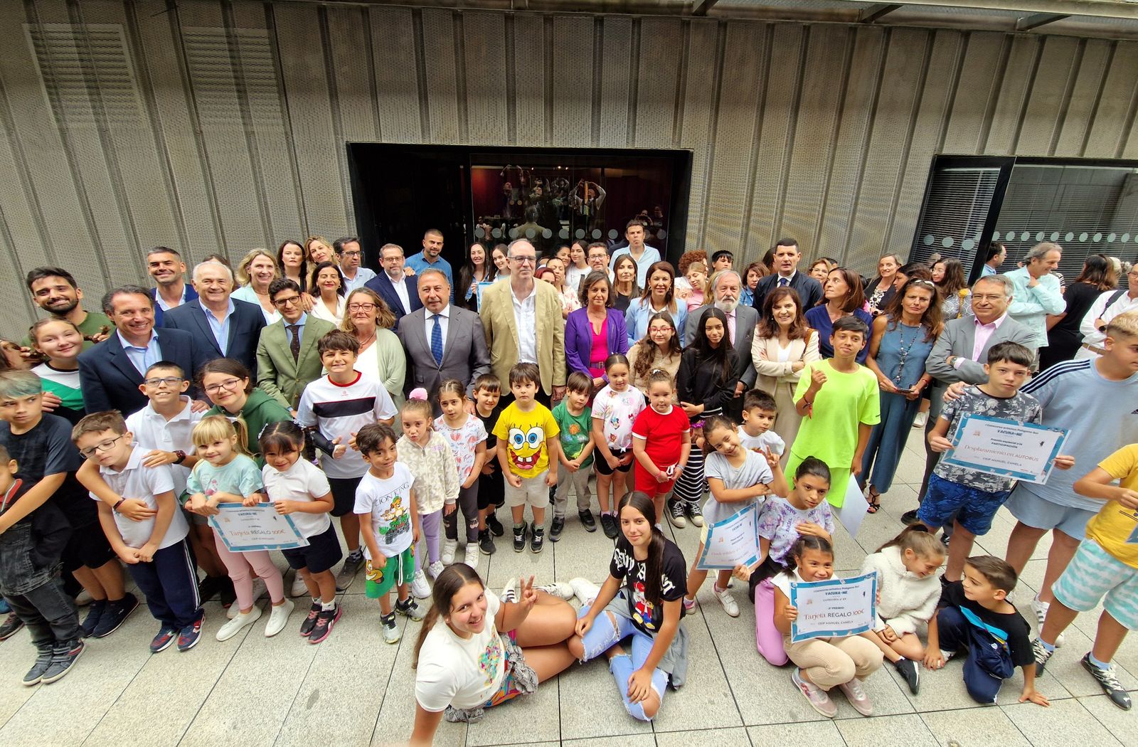 Escolares y autoridades durante la entrega de los premios