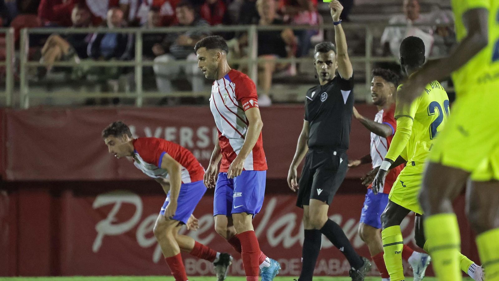 Iván Turrillo, amonestado ante el Villarreal B.