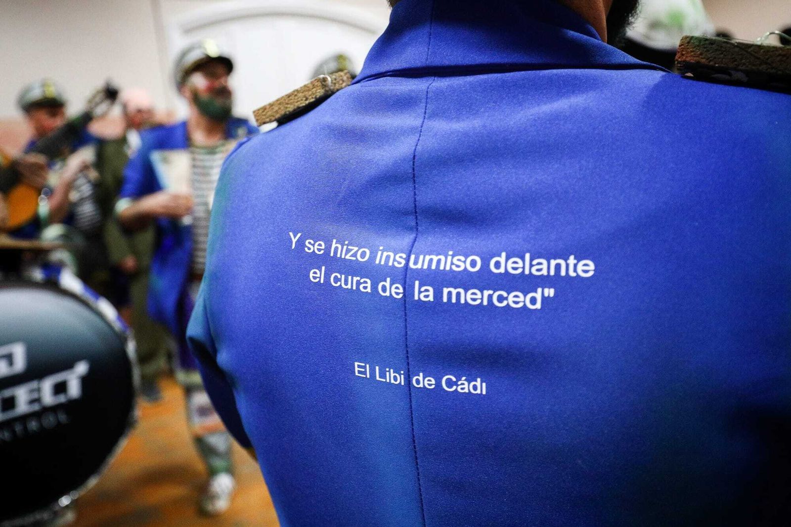 Una de las frases del 'Libi' en la espalda de un componente de 'Los Paco Alga'.