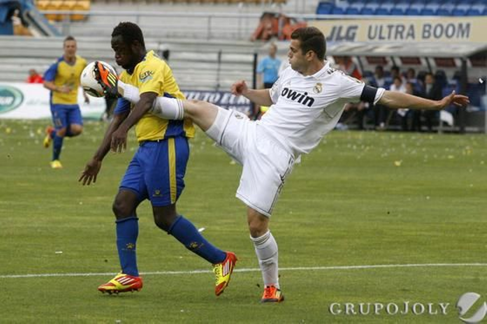 Nacho levanta la pierna para arrebatar un balón a Akinsola. 

Foto: Lourdes de Vicente - Joaquin Pino