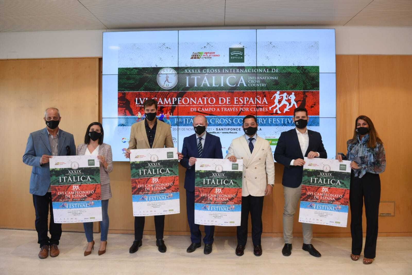 Los asistentes al acto posan con los carteles de las pruebas.