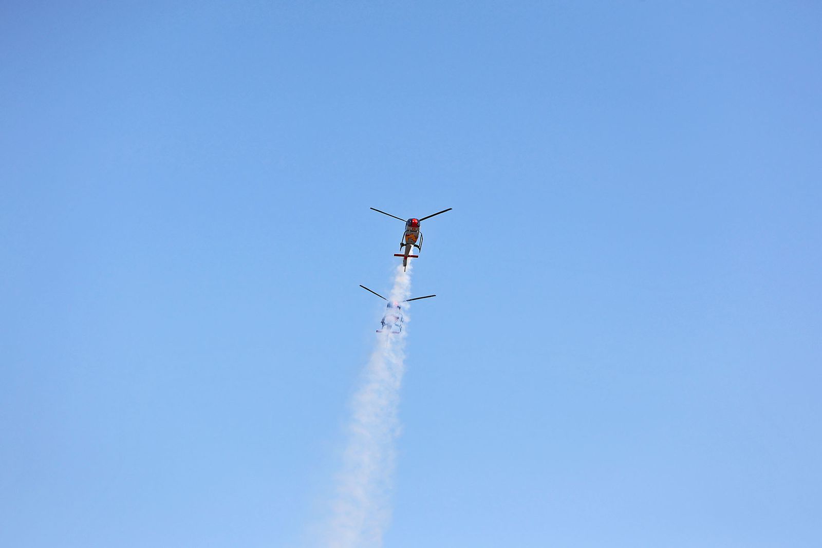 Fotografías de la exhibición aérea de la Patrulla Acrobática de Paracaidismo del Ejército del Aire 'Papea' y de la Patrulla Acrobática de Helicópteros 'ASPA'  en los actos de homenaje al centenario del Plus Ultra presidido por S.M. el Rey Felipe VI