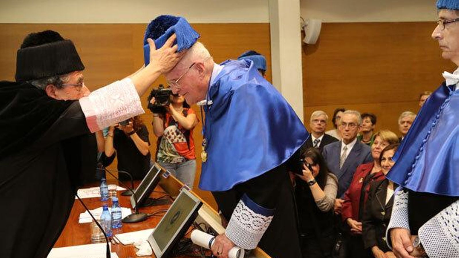 Dieter Wienberg siendo reconocido como doctor honoris causa por la Universidad de Málaga Dieter Wienberg siendo reconocido como doctor honoris causa por la Universidad de Málaga