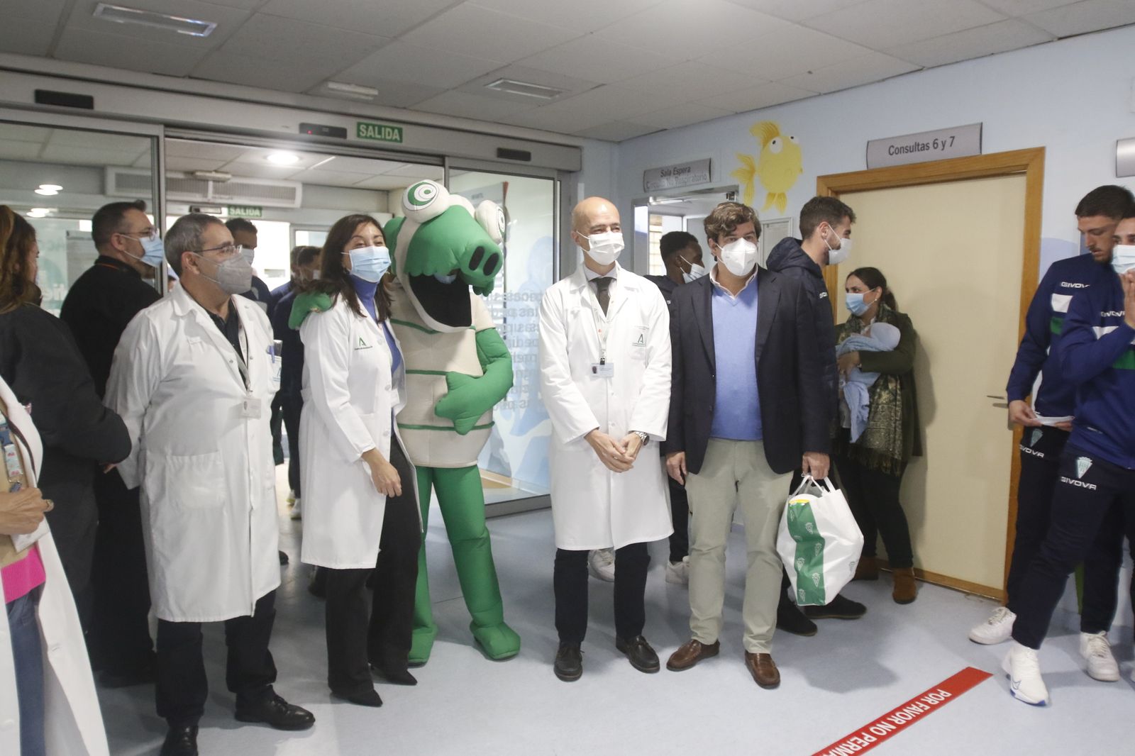 La visita del Córdoba CF al Hospital Reina Sofía, en imágenes