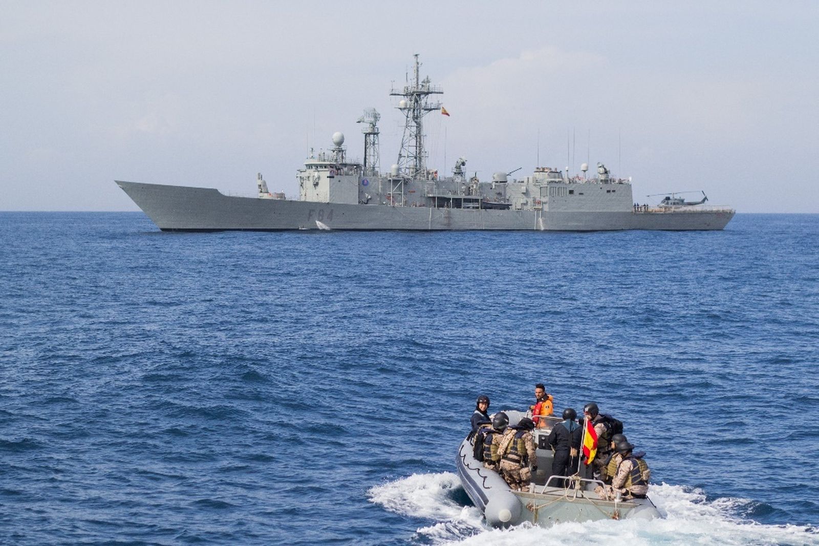 El equipo operativo de seguridad de Infantería de Marina se dirige a la fragata durante los ejercicios.