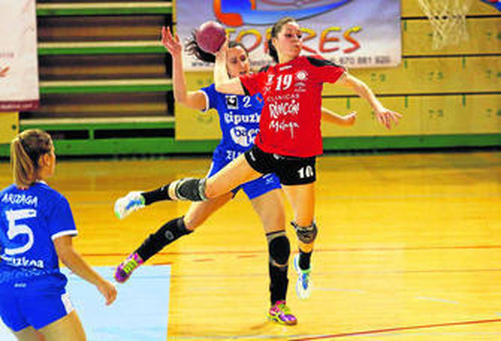 Sole López, antes de un lanzamiento a portería, anoche.