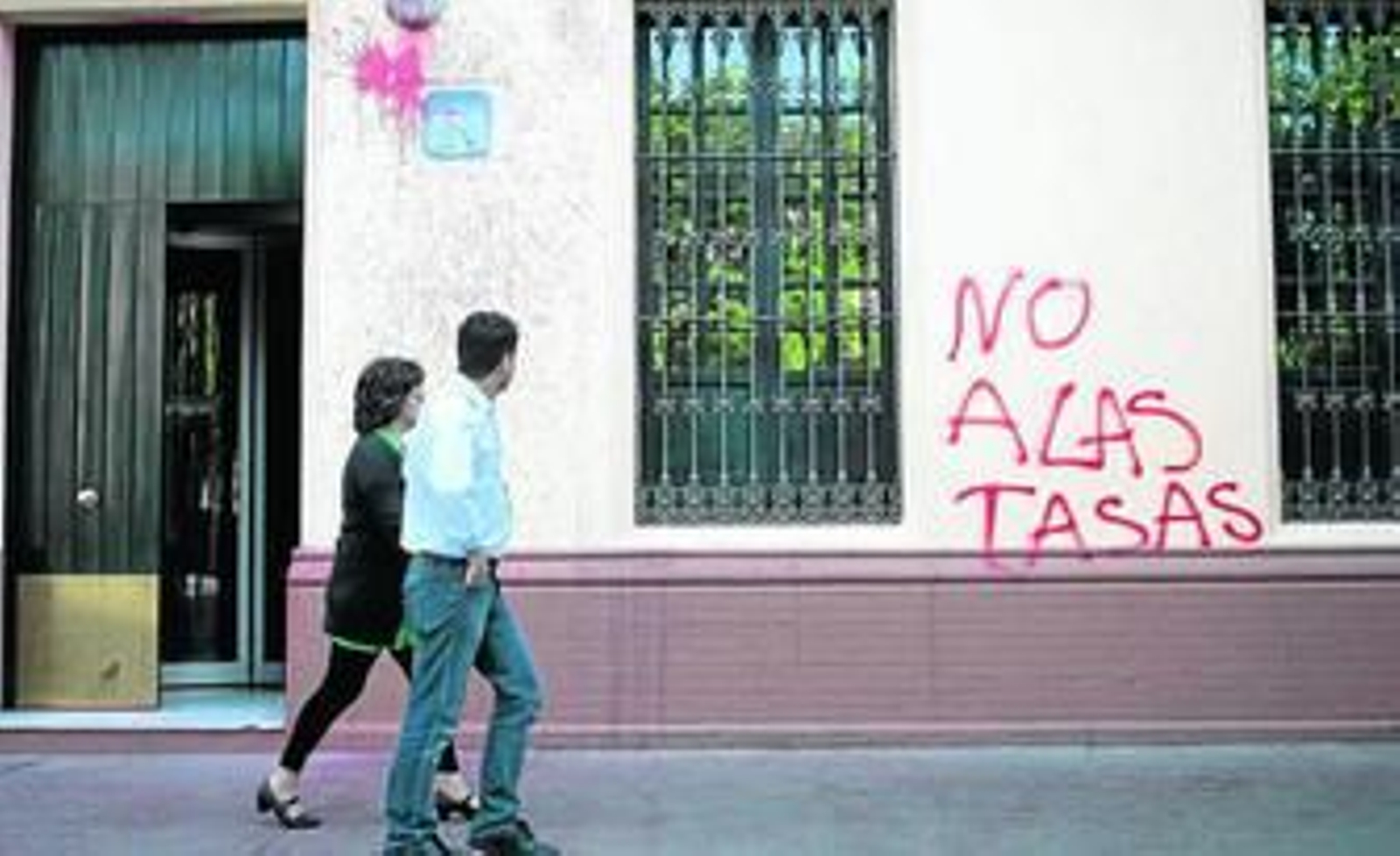 Pintadas realizadas por los estudiantes en la sede del PP de la calle San Fernando.
