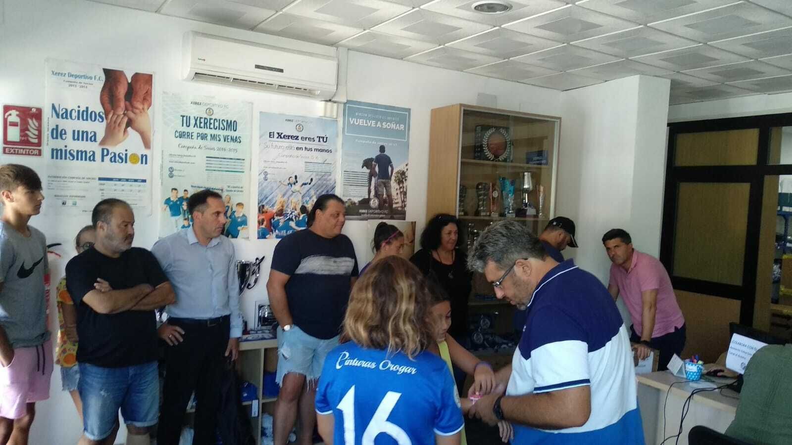 Muchos aficionados azulinos se han sacado su carnet en las últimas horas.