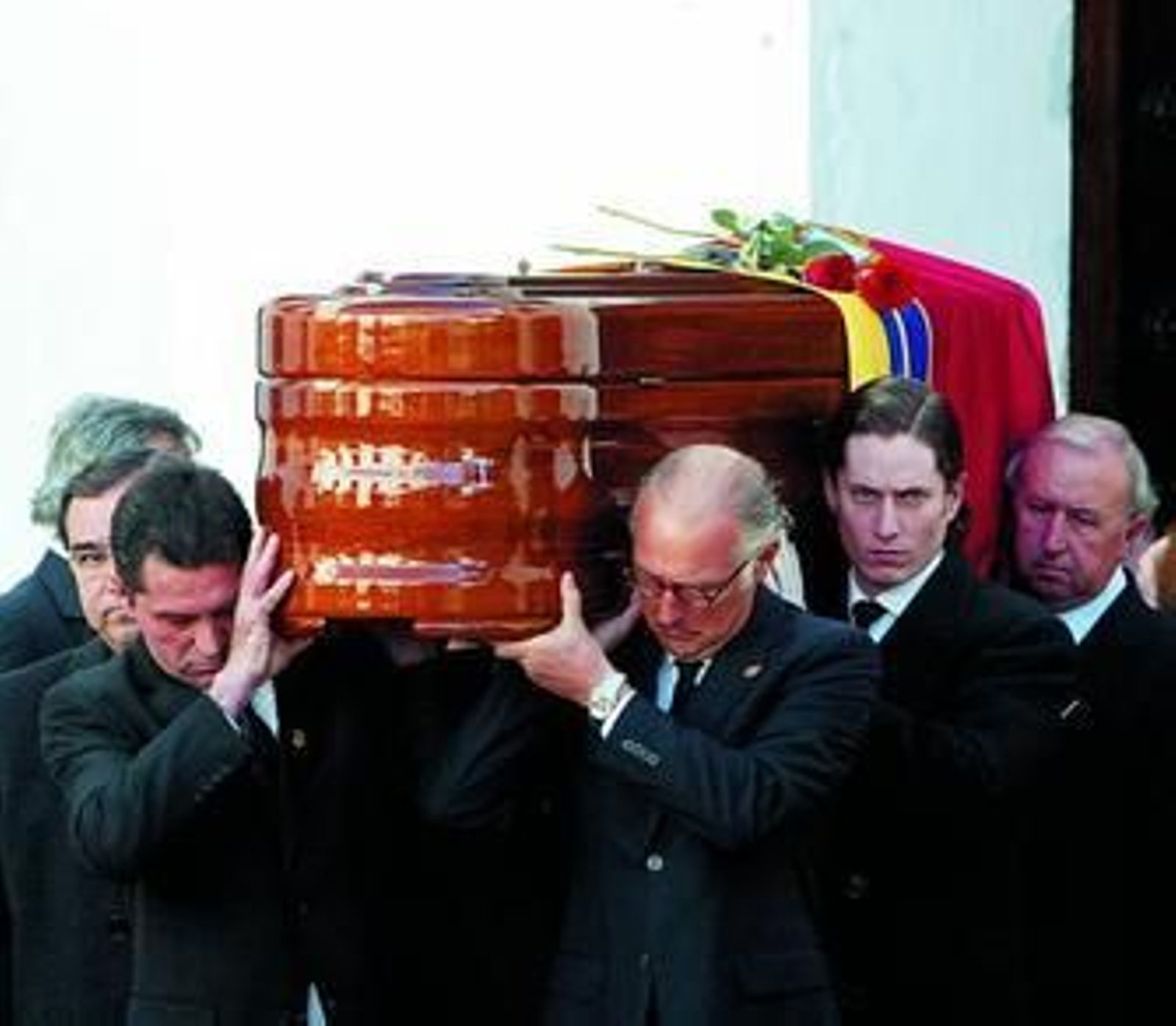 Numerosas personas siguieron en un triste recorrido el féretro con los restos mortales de la duquesa. Numerosas personas siguieron en un triste recorrido el féretro con los restos mortales de la duquesa.