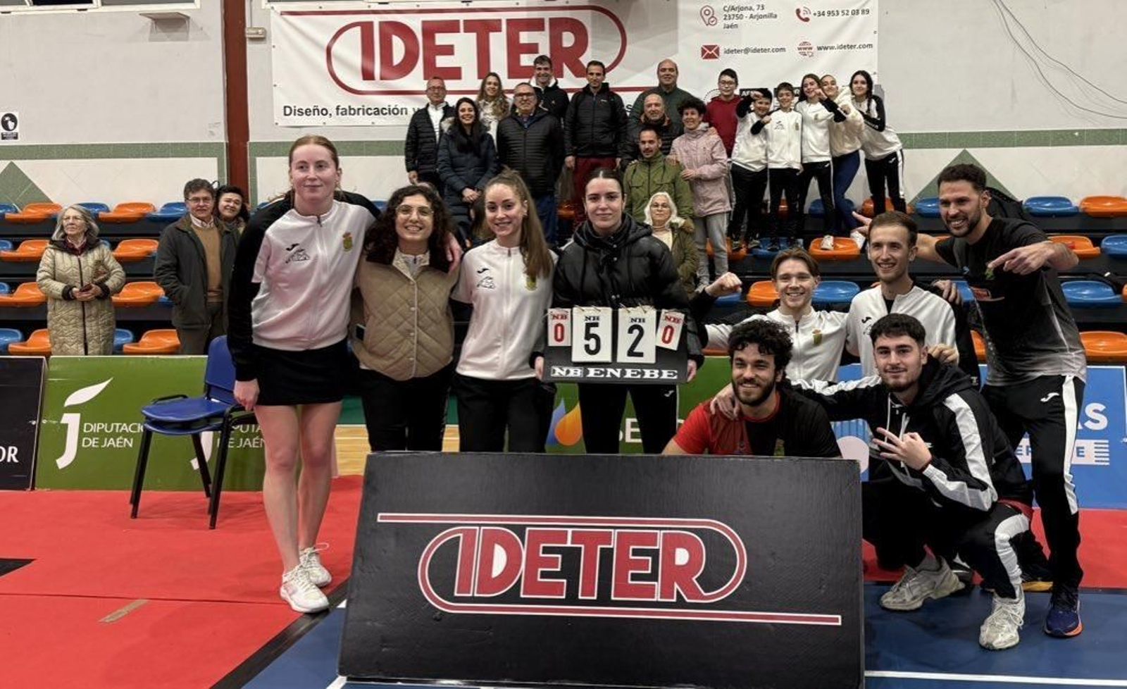 El plantel arjonillero celebra su primer triunfo de la temporada con su afición.