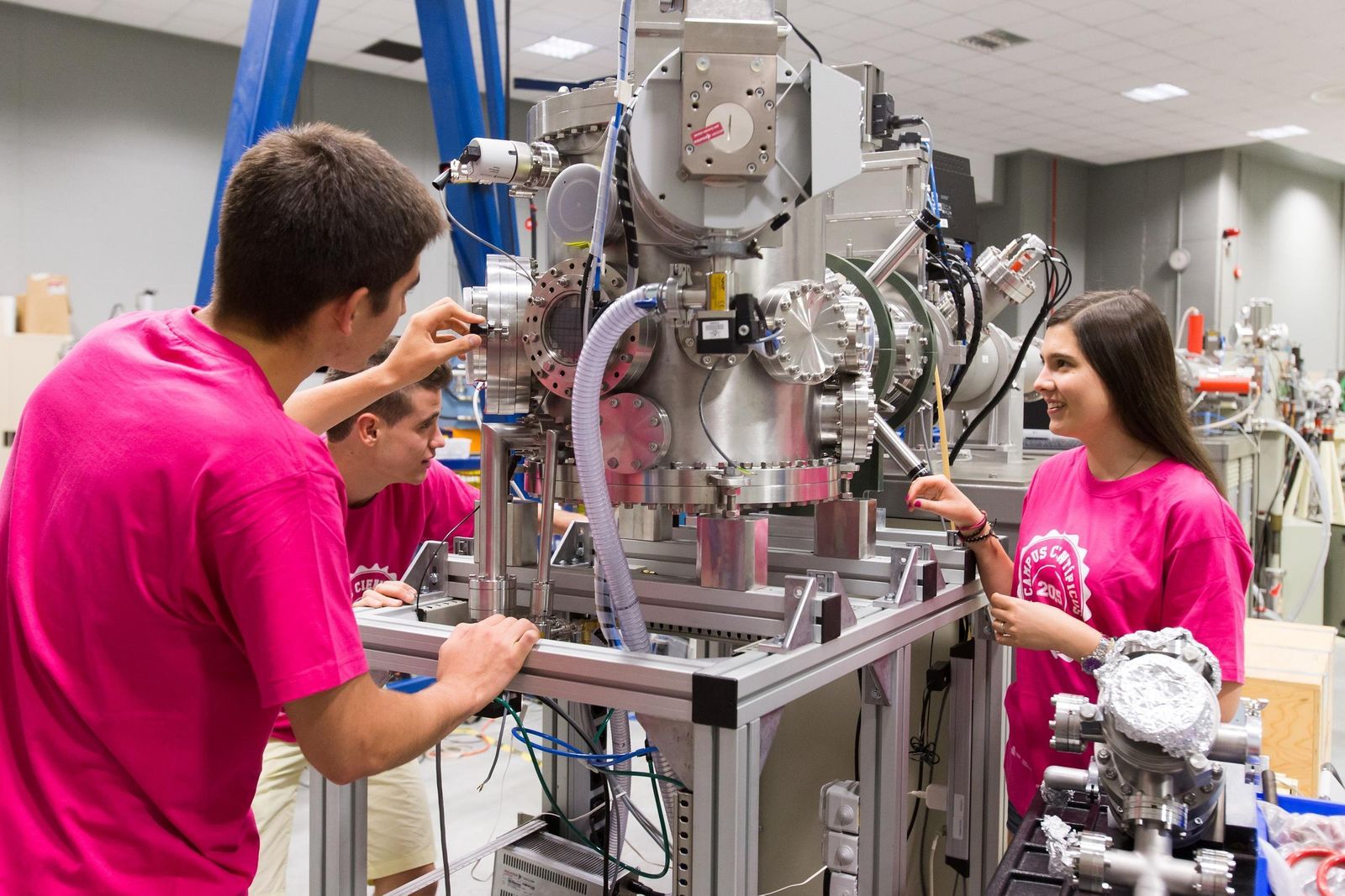Alumnas en uno de los laboratorios en los que se desarrollan los Campus Científicos de Verano.