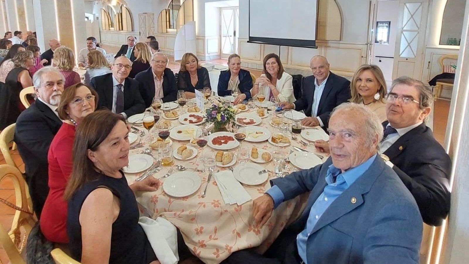Esperanza León, Dolores Sánchez Peña, José Vilar, Pedro Sánchez, José Arrabal, Antonio Martín, Antonio Lorenzo y Manuel López Doña, entre otros, durante el almuerzo.