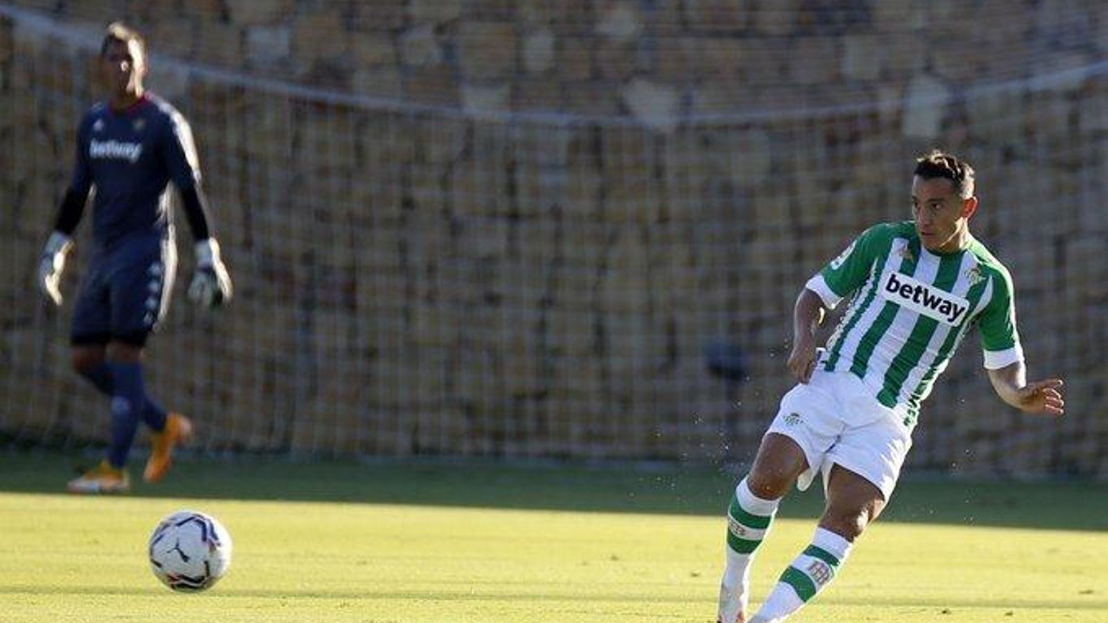 Guardado da un pase durante el partido de hoy.