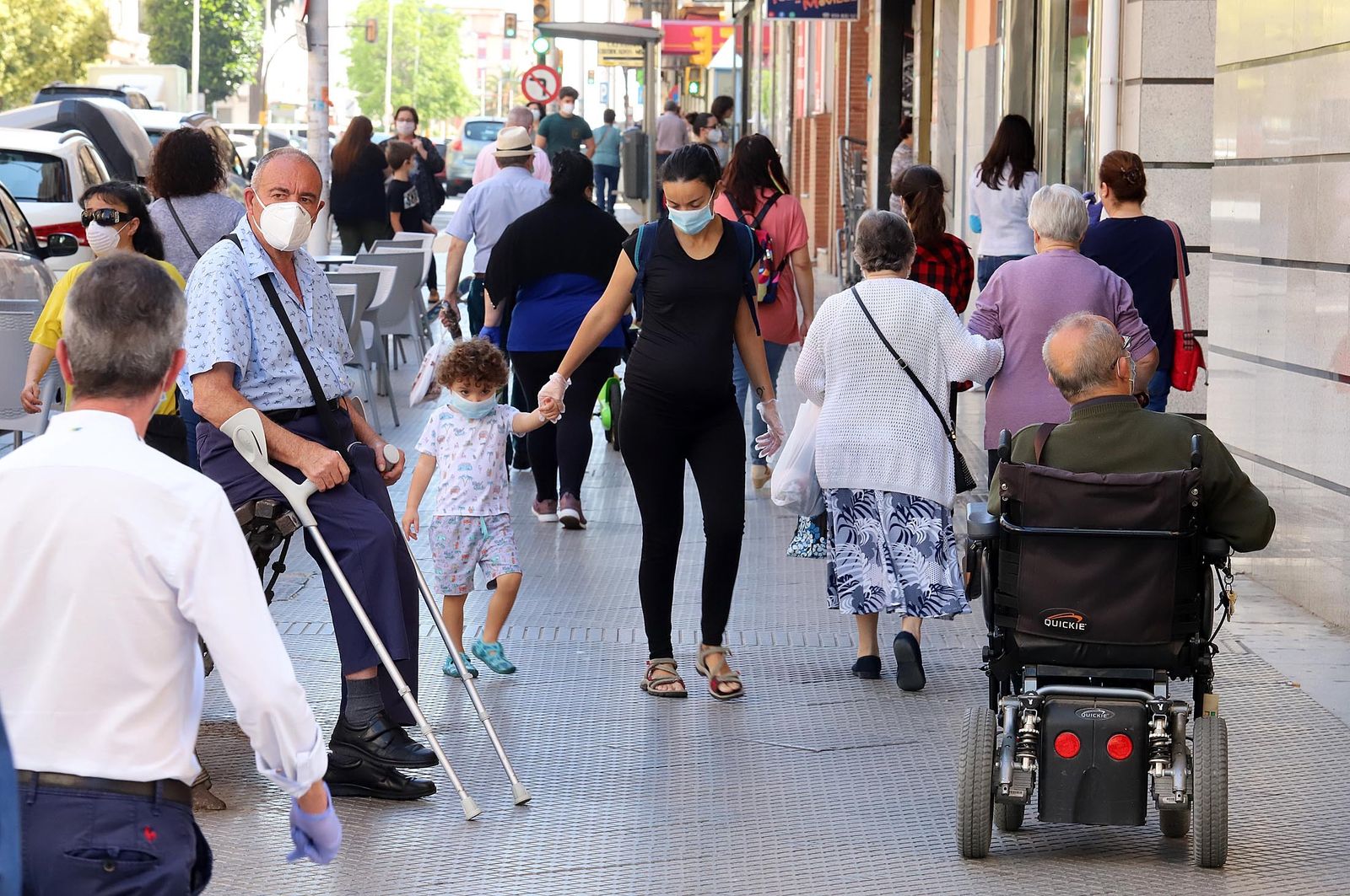 Una mujer y su hijo pasean protegidos con mascarillas.