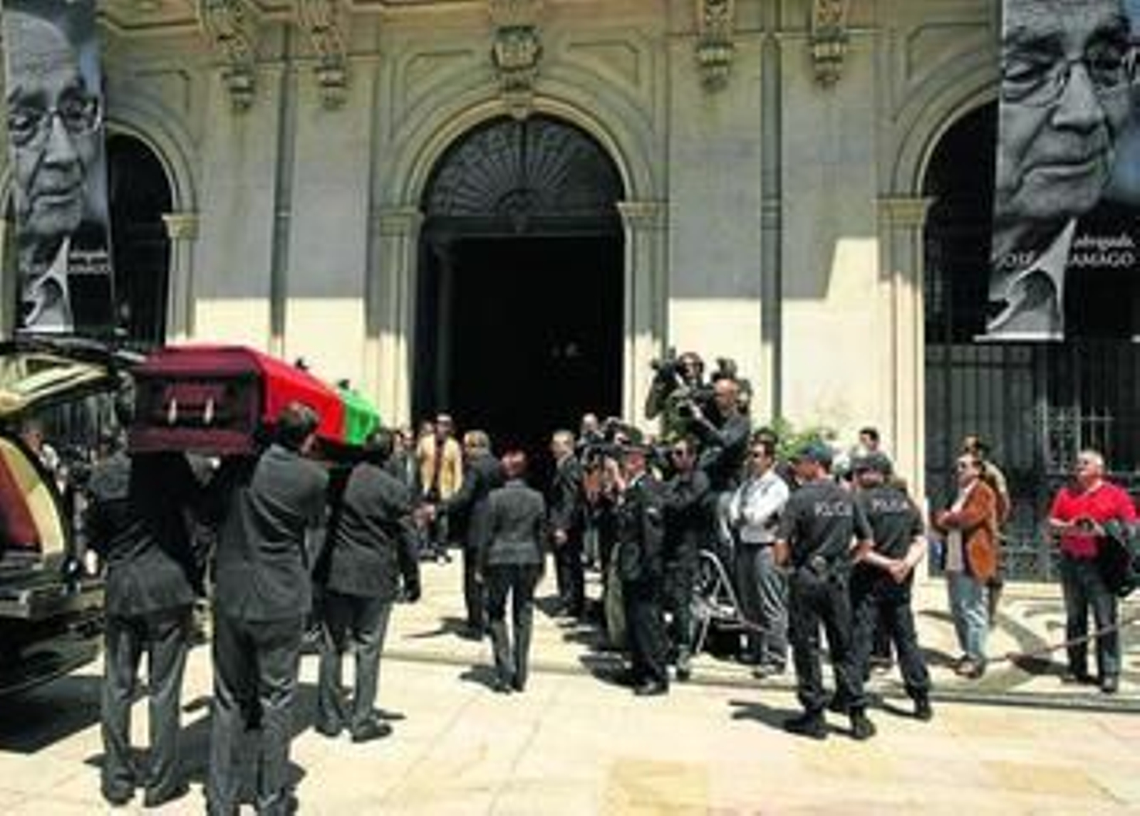 El féretro con los restos de José Saramago, en el momento de su llegada ayer al Ayuntamiento de Lisboa.